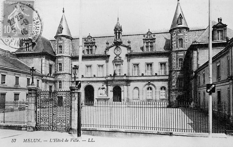 Façade et cour de l'hôtel de ville, vers 1916.