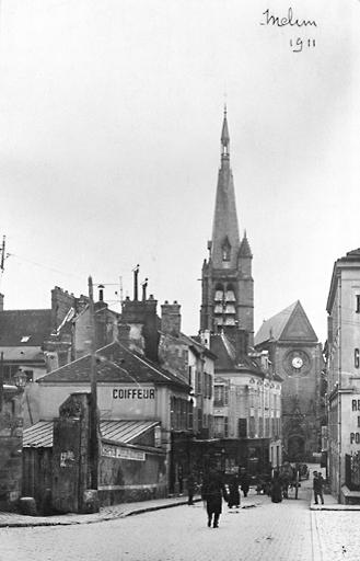 La façade occidentale de l'église Saint-Aspais et la rue du Miroir, en 1911.