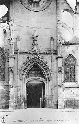 Le portail occidental de l'église Saint-Aspais, vers le début du 20e siècle.