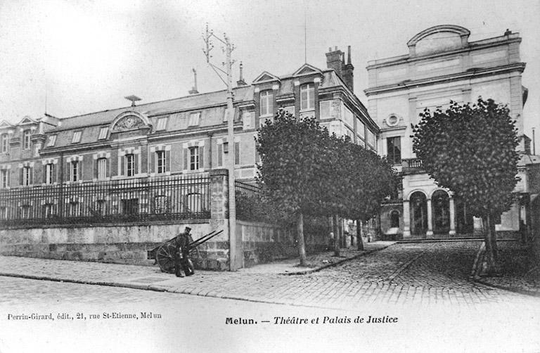 La façade du théâtre et du palais de justice, vers le début du 20e siècle. La carte postale présente une vue inversée par rapport à la disposition réelle.