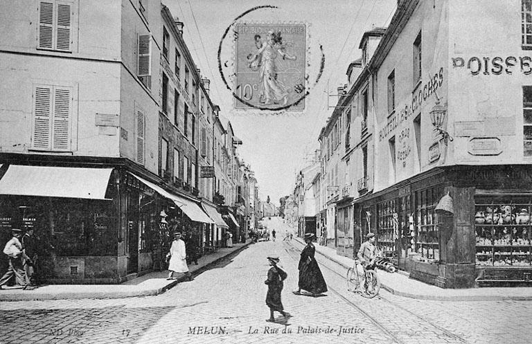 La rue du Palais-de-Justice (actuelle rue du Général-de-Gaulle, depuis son carrefour avec les rues Carnot et Paul-Doumer), vers le début du 20e siècle.