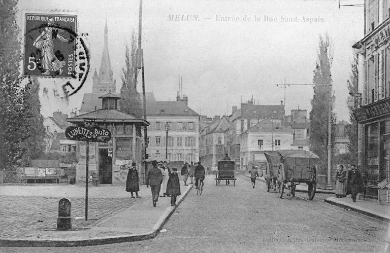 La place Praslin, le pont de pierre et l'entrée de la rue Saint-Aspais, au début du 20e siècle.