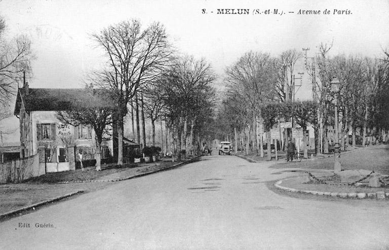 Carte postale prise au carrefour du Méridien, sur l'avenue de Paris (act. avenue du 31e R.I.), vers 1928. Le 'terme austral' se trouve au premier plan à droite.