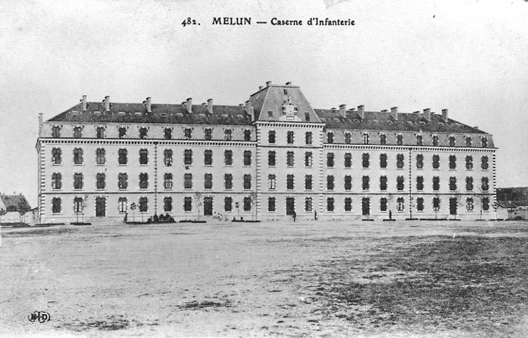 Caserne Augereau (infanterie) : la façade du bâtiment principal, avant 1915.