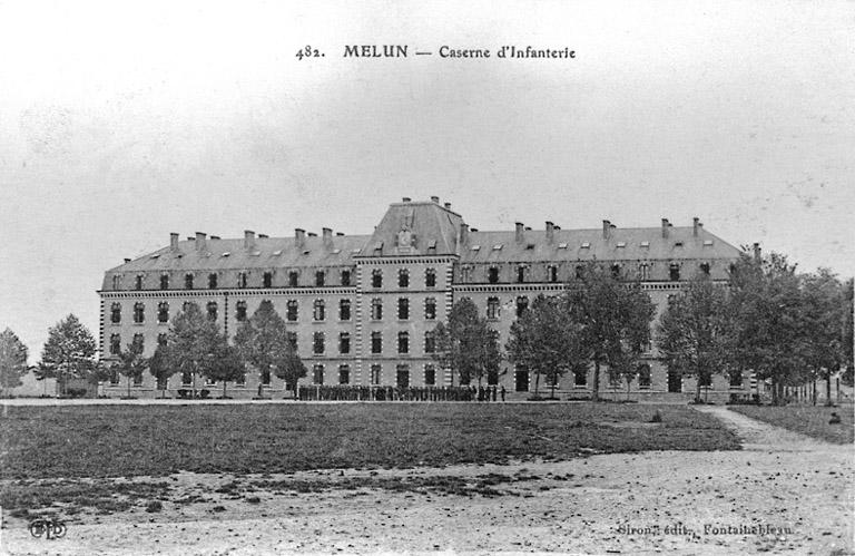 Caserne Augereau (infanterie) : la façade du bâtiment principal, vers 1917.