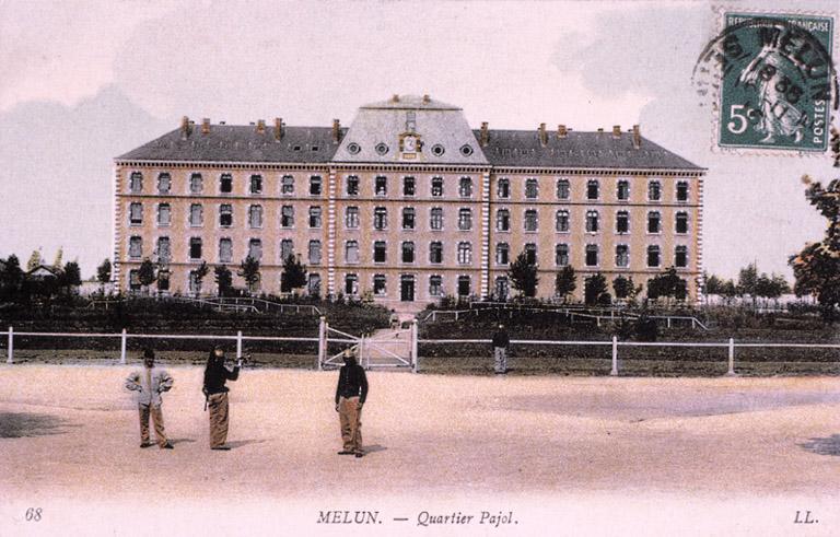 Façade du bâtiment principal du quartier Pajol, vers 1916.