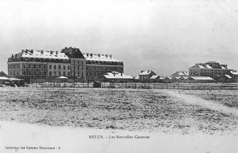 Vue générale des casernes, 1er quart 20e siècle. A gauche, la caserne Augereau (infanterie) ; à droite, le quartier Pajol (cavalerie).