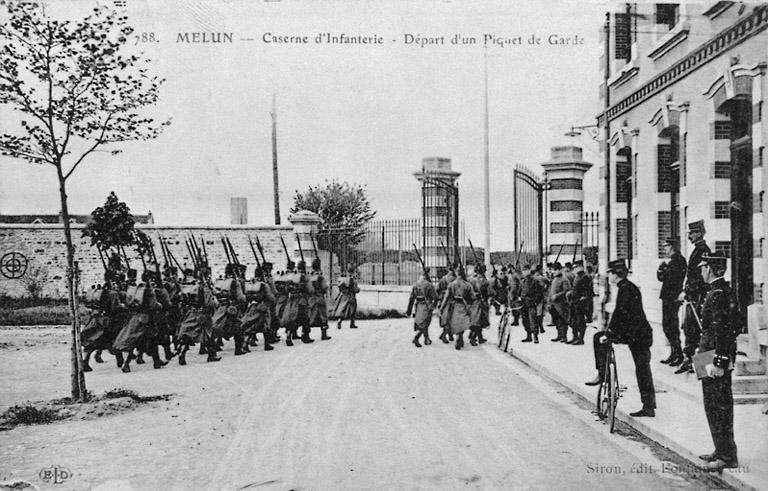 Caserne Augereau (infanterie) : départ d'un piquet de garde, vers 1916.