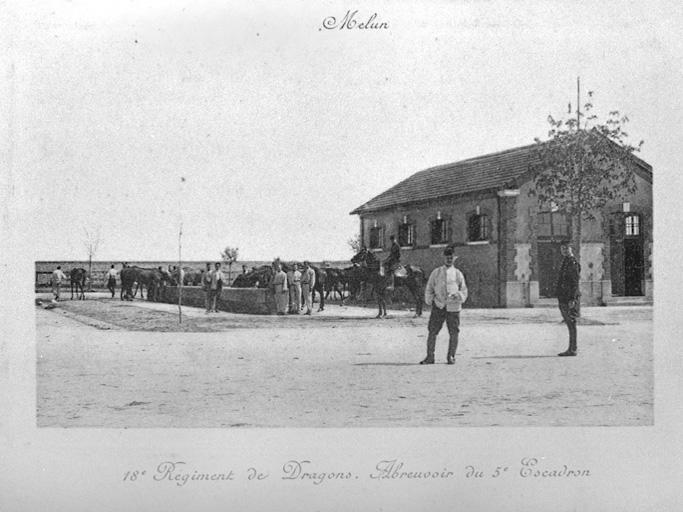 Quartier Pajol, 18e régiment de Dragons : abreuvoir du 5e escadron, vers 1909.