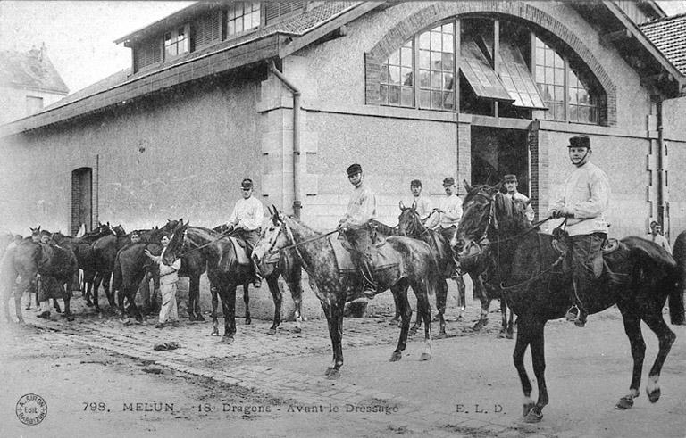 Quartier Pajol, 18e régiment de Dragons : avant le dressage, 1er quart 20e siècle.