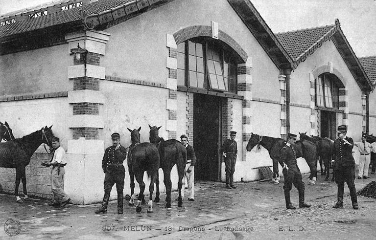 Quartier Pajol, 18e régiment de Dragons : le pansage, 1er quart 20e siècle.