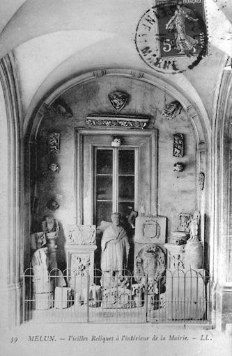 Vieilles reliques à l'intérieur de la mairie : dépôt lapidaire sous les arcades de l'hôtel de ville, vers 1912.