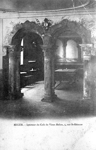 Arcades du cloître de l'ancien prieuré Saint-Sauveur, dans le café du Vieux-Melun, 5 rue Saint-Etienne.