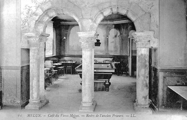 Arcades du cloître de l'ancien prieuré Saint-Sauveur, dans le café du Vieux-Melun, 5 rue Saint-Etienne.