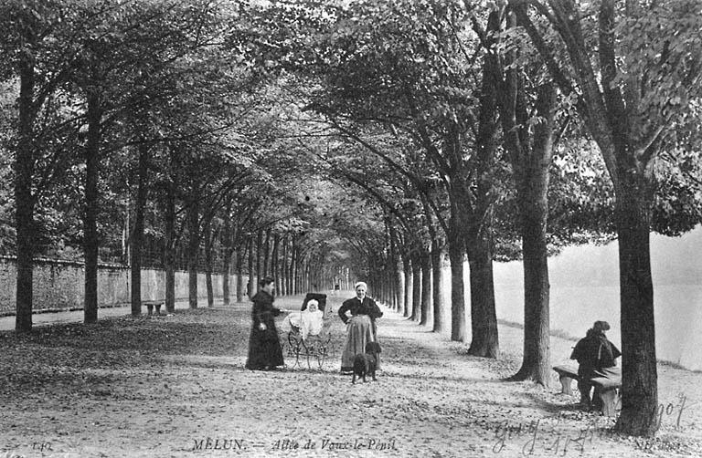 L'allée de Vaux-le-Pénil, vers 1907.