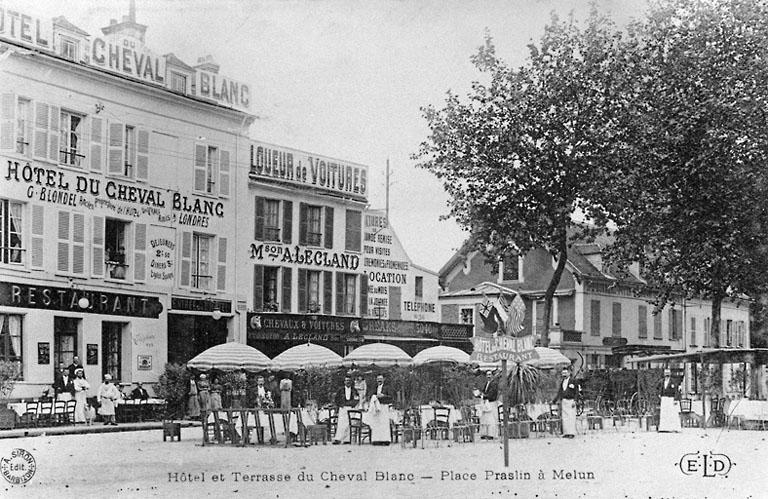 Hôtel et terrasse du Cheval Blanc place Praslin, vers le début du 20e siècle.