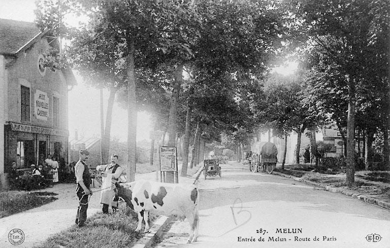 Entrée de Melun. Route de Paris, 1er quart du 20e siècle. A gauche, le restaurant : 'Aux nouvelles casernes'.