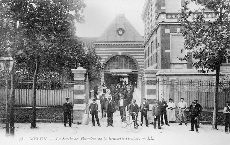 La sortie des ouvriers de la brasserie Gruber, vers 1908.