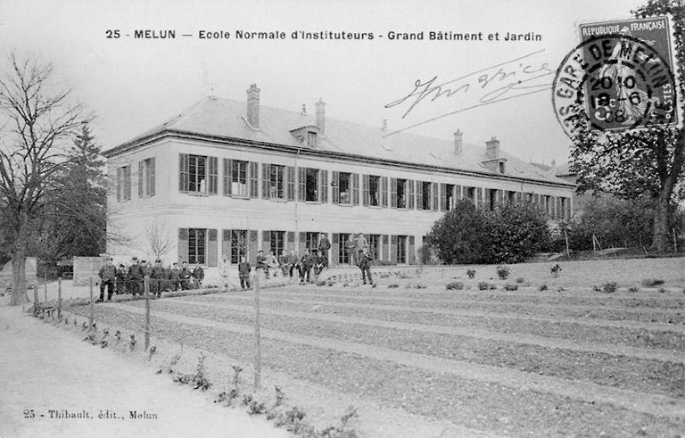Grand bâtiment et jardin, vers 1908.