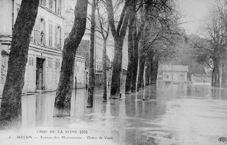 L'Avenue des Marronniers (en fait, quai d'Alsace-Lorraine) et l'octroi, pendant la crue de 1910.