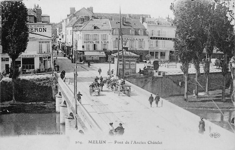 Le pont de l'Ancien Châtelet (act. pont Jeanne d'Arc) et la place Praslin, vers 1916.