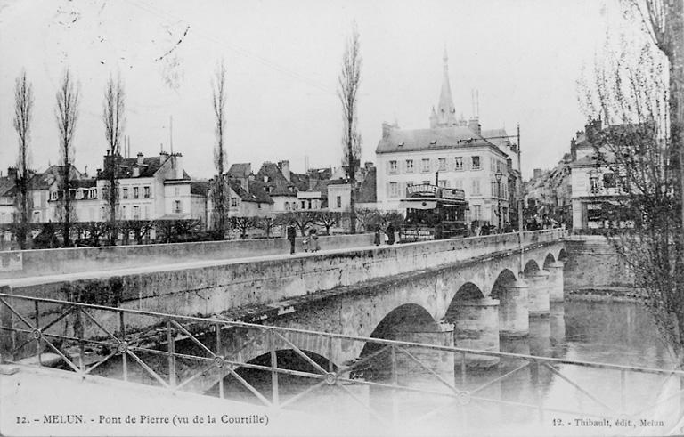 Le pont de pierre (act. pont Jeanne d'Arc) vu de la Courtille, vers 1906.