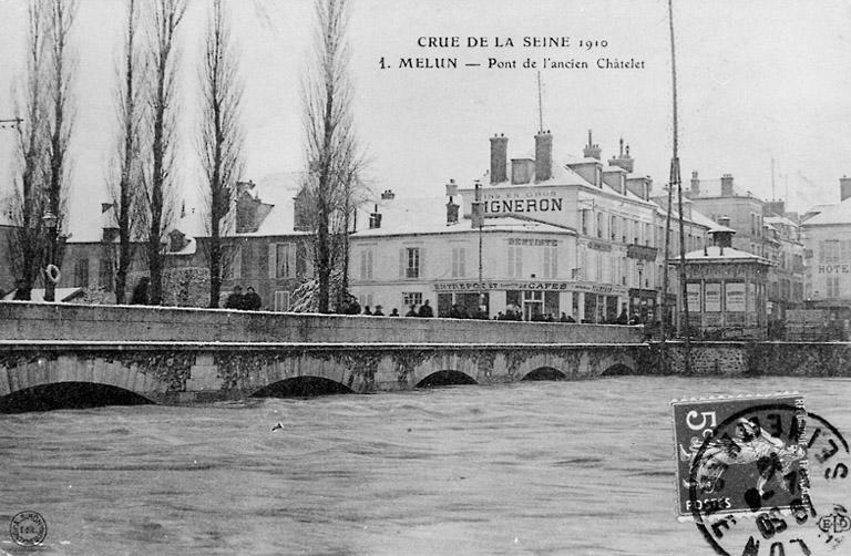 Le pont de l'ancien Châtelet (act. pont Jeanne d'Arc), pendant la crue de 1910.