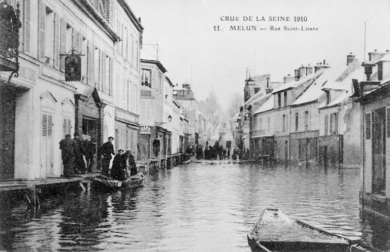 La rue Saint-Liesne pendant la crue de 1910.