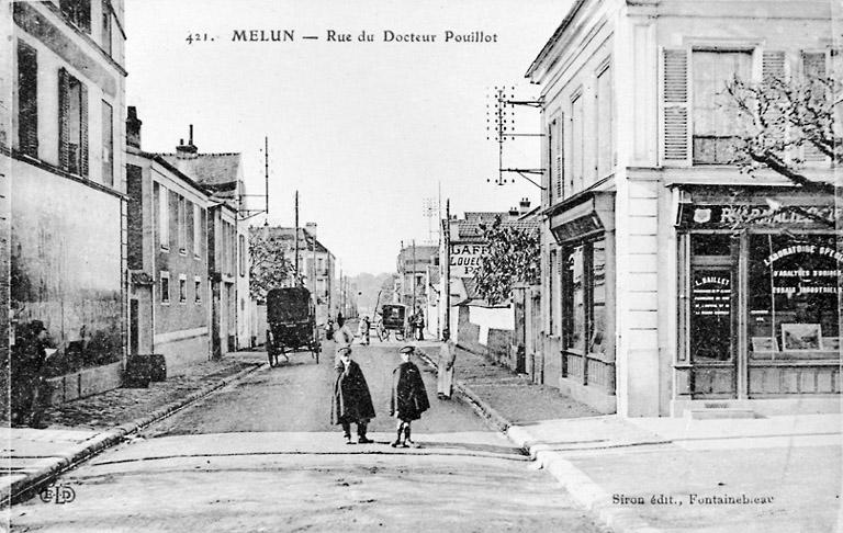 La rue du Docteur-Pouillot, vers le début du 20e siècle.