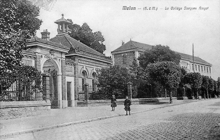 Vue d'ensemble, depuis la rue du Palais-de-Justice, vers 1908.