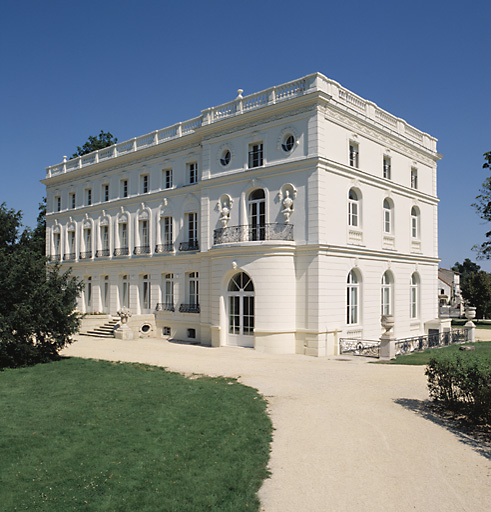 Vue de la façade antérieure.