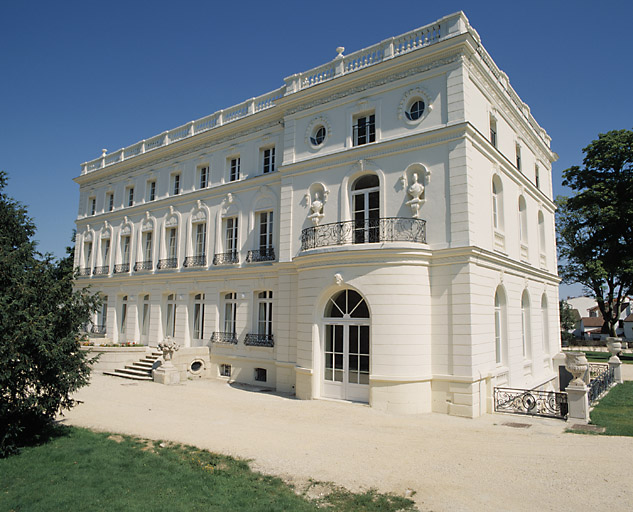 Vue de la façade antérieure.