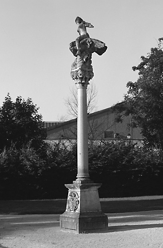 Vue d'ensemble de la statue Hébé et de sa colonne.