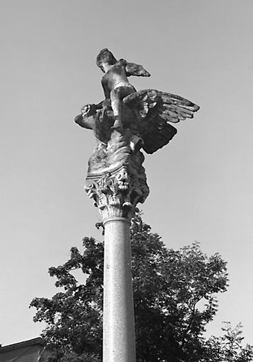 Vue rapprochée de la statue de Hébé.