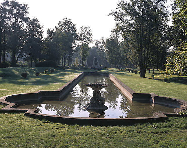 Vue perspective vers l'exèdre. Au premier plan, le canal de jardin.