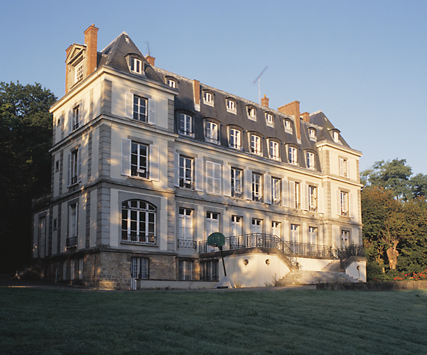 La façade sur jardin.