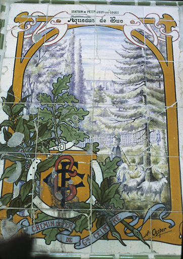 Détail d'un décor en céramique provenant de la gare de la grande ceinture.