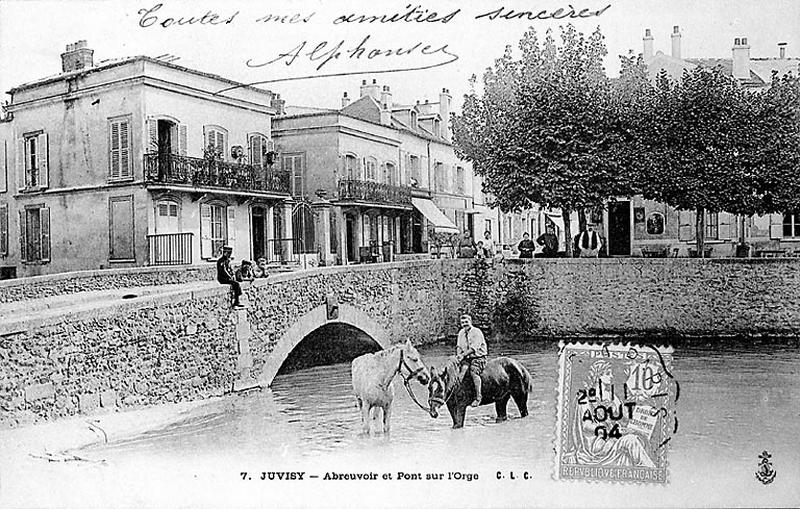 Abreuvoir et pont sur l'Orge à l'intersection de la rivière avec la rue principale.