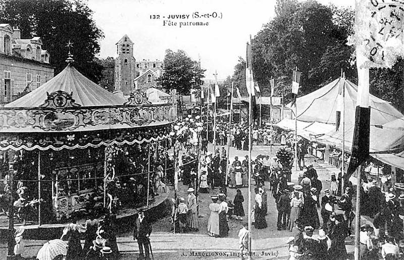 Vue de la place des écoles un jour de fête communale.