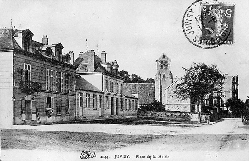 La place de la mairie avec l' école primaire de garçons.