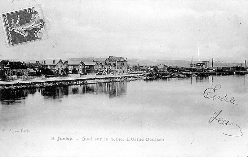 Les bords de Seine, avec l'usine Deutsch à l'arrière-plan, vus depuis le pont sur la Seine.