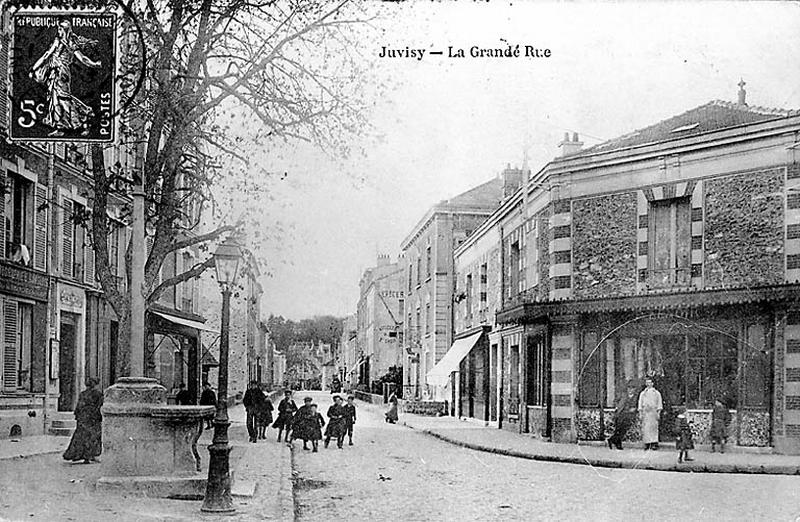 Perspective de la Grand-Rue, avec, au premier-plan, l'oratoire et sa croix de chemin.