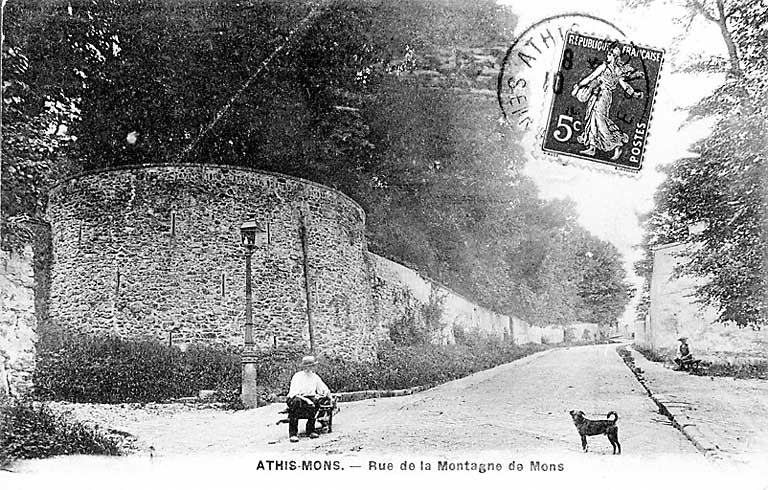 Le vieux Mons, au croisement de la rue de la Montagne de Mons et du sentier de la gare (devenu rue du général Koenig) ; à gauche, le mur et la 'tour d'angle' de la propriété de la famille de Courcel.