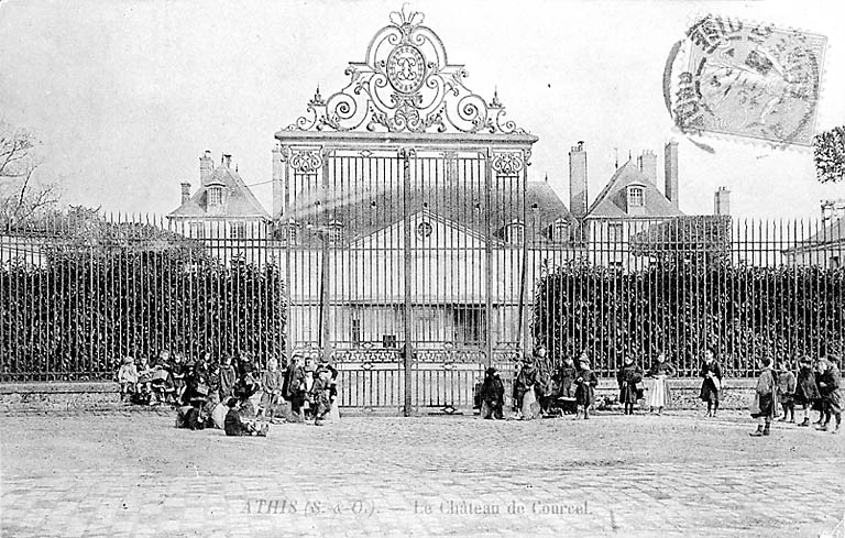 Le château derrière la grille de la cour d'honneur.