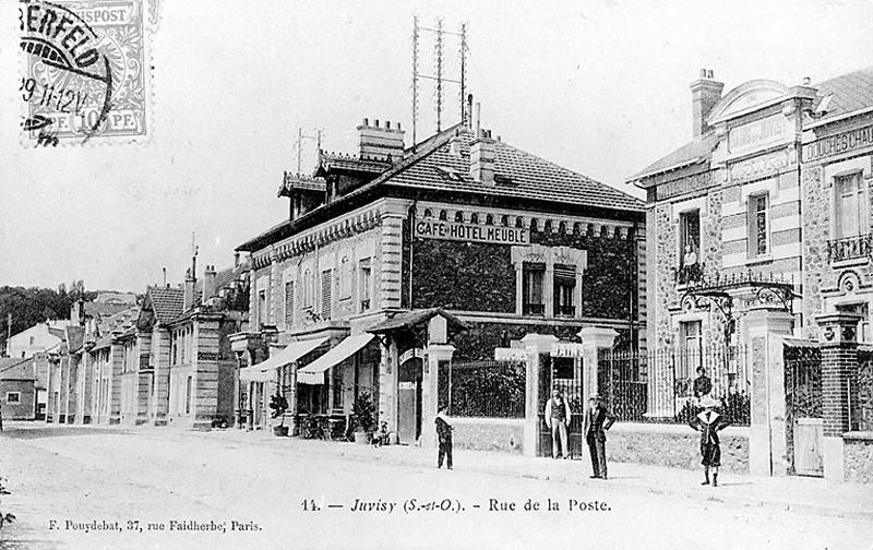 Façade de l'édifice sur la rue de la poste.