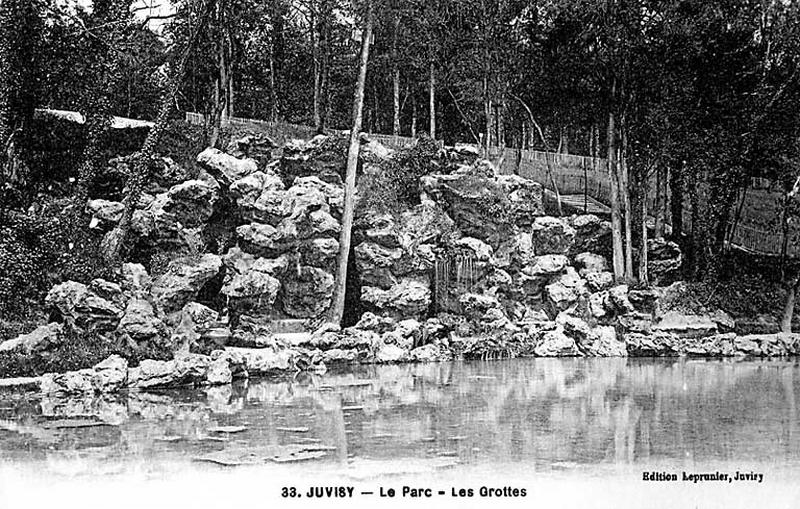 Les grottes de la pièce d'eau.