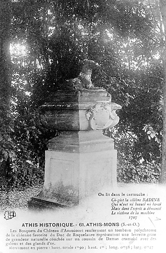 Vue du tombeau élevé par le duc de Roquelaure en l'honneur de sa chienne favorite dans le parc de son château d'Ozonville. Il a été déplacé dans le parc d'Avaucourt et ne comporte plus que le soubassement.