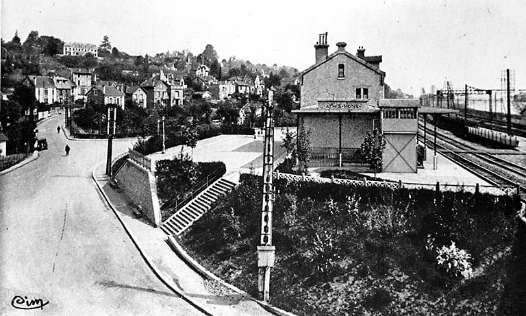 Vue latérale. Le pignon a été modifié ; un escalier a remplacé la rampe pour les piétons.