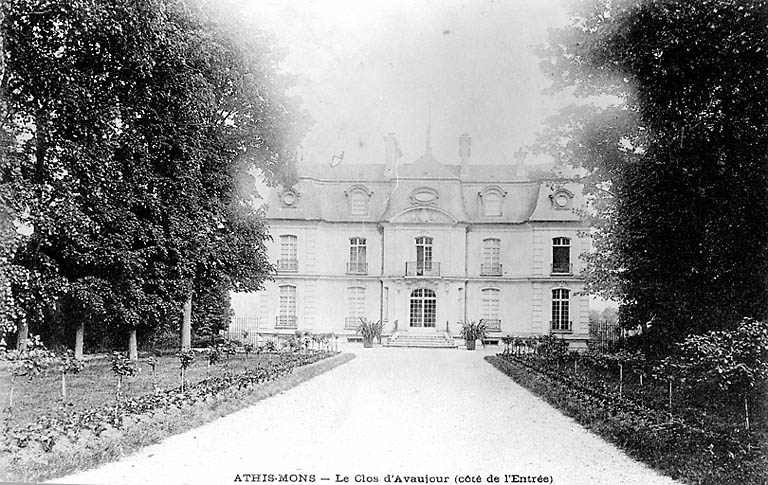 Vue de la façade antérieure.
