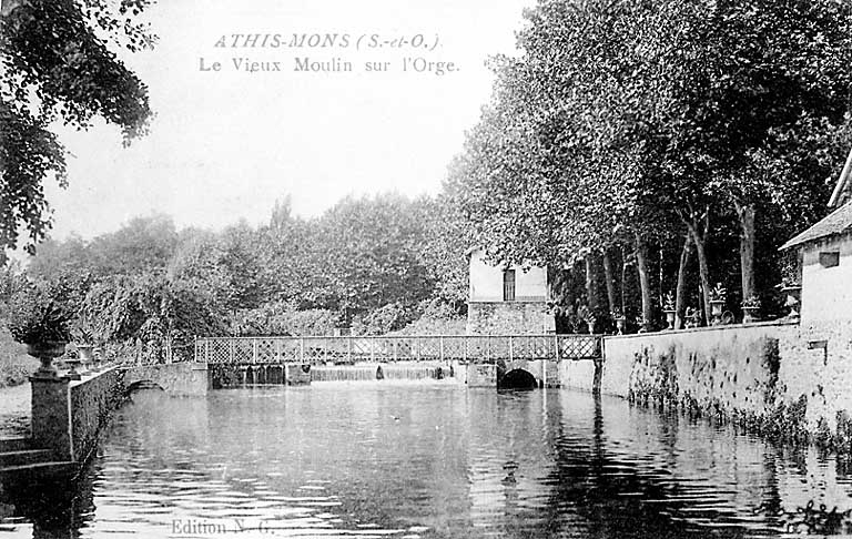 Vue des vestiges du moulin et du pont métallique sur l'Orge.
